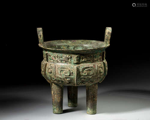 A CHINESE BRONZE RITUAL TRIPOD FOOD VESSEL