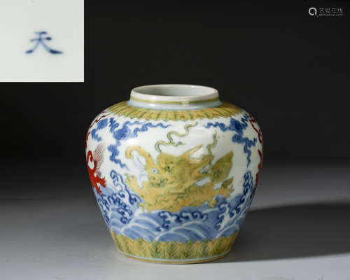 A CHINESE PORCELAIN JAR,QING DYNASTY