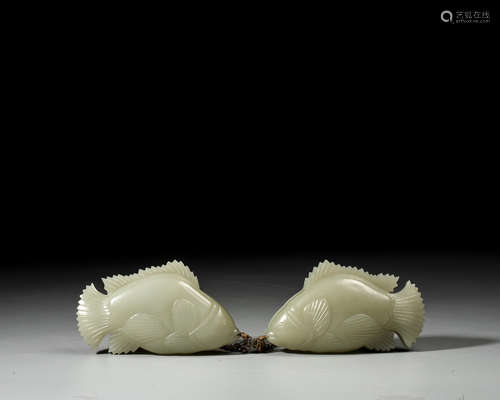 A PAIR OF CARVED JADE ORNAMENTS,QING DYNASTY