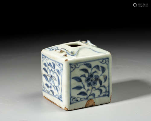 A PORCELAIN WATER POT,QING DYNASTY