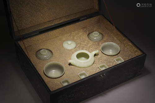 A SET OF WHITE JADE TEAPOT AND CUPS WITH BOX,QING DYNASTY