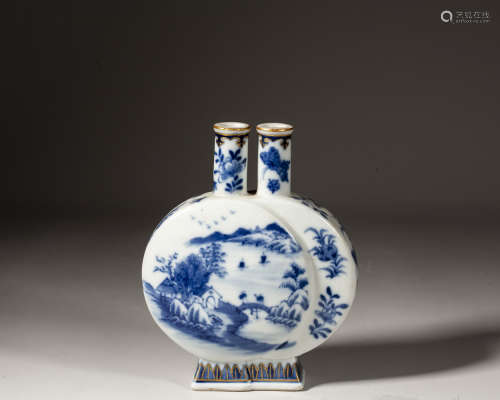 A CHINESE BLUE AND WHITE TWIN VASE,QING DYNASTY