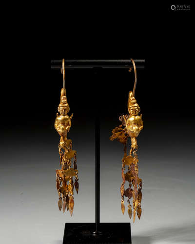 A PAIR OF EARRINGS