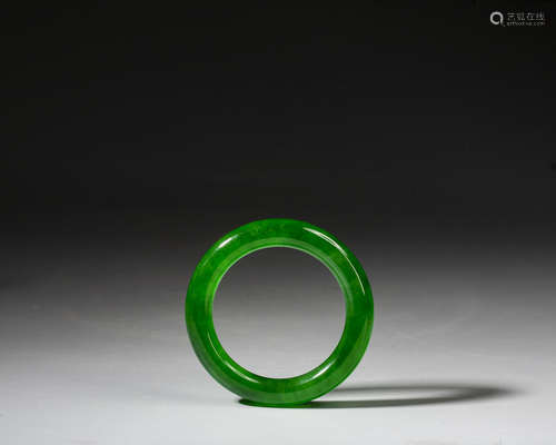 A CHINESE JADEITE BANGLE,QING DYNASTY