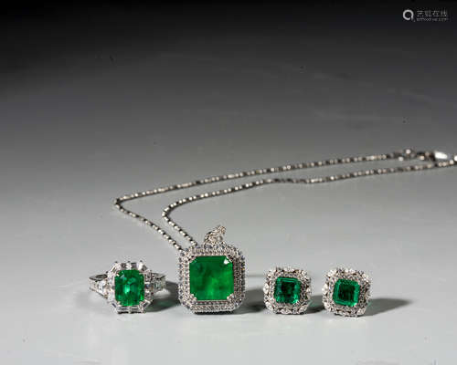 A SET OF EMERALD FINGER RING,EARRINGS AND NECKLACE