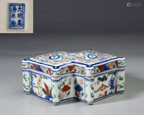 A CHINESE WUCAI BOX AND COVER,QING DYNASTY