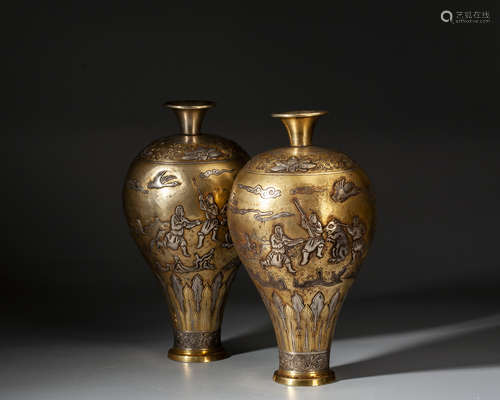 A PAIR OF GILT-BRONZE VASES,QING DYNASTY