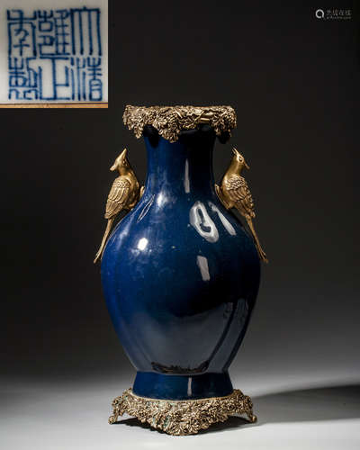 A BLUE-GLAZED VASE,QING DYNASTY