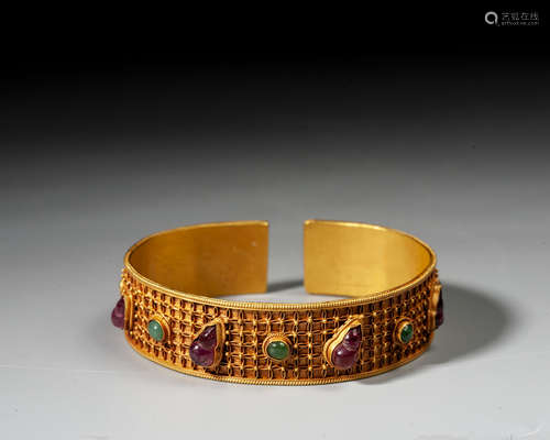 A GILT-BRONZE BANGLE