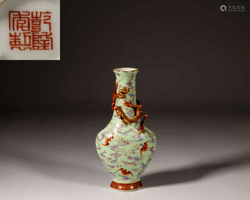 A CHINESE FAMILLE-ROSE DRAGON VASE,MARK AND PERIOD OF QIANLO...