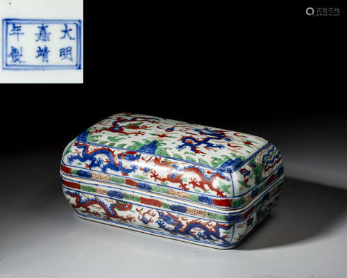 A CHINESE WUCAI BOX AND COVER,QING DYNASTY