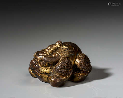 A GILT-BRONZE PAPERWEIGHT,QING DYNASTY