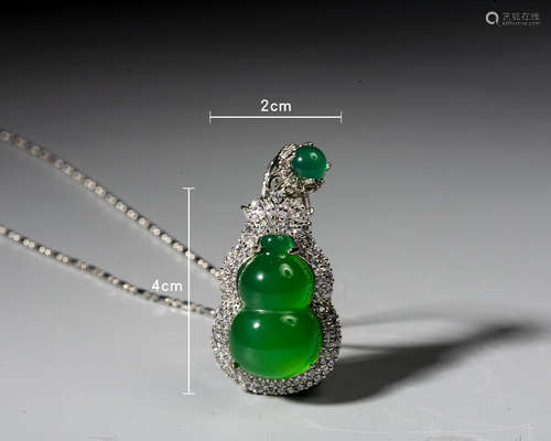 A JADEITE DOUBLE-GOURD PENDANT