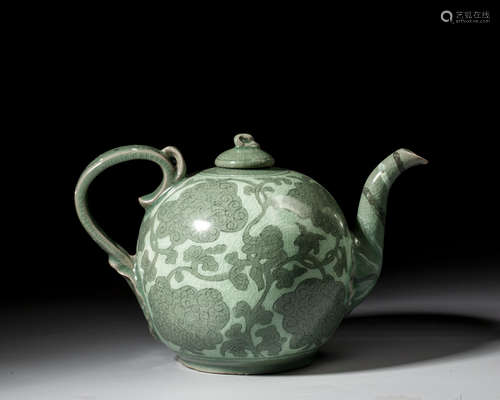 A KOREA PORCELAIN TEA POT