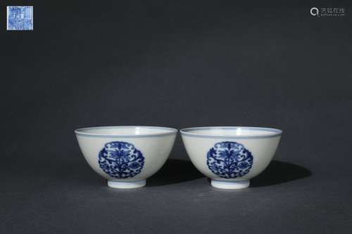 A Pair Blue-and-white Bowls with Interlaced Lotus Design, Qi...