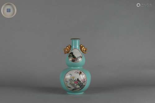 Famille Rose Gourd-shaped Vase with Flowers, Birds Design on...