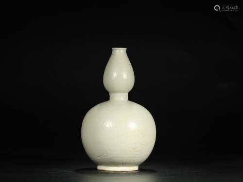set porcelain carved gourd bottleSize: 27.5 cm diameter, 3.1...