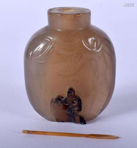 A 19TH CENTURY CHINESE CARVED AGATE SNUFF BOTTLE Qing, forme...