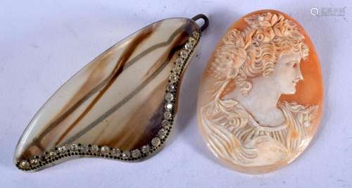 A VINTAGE HAIR CLIP TOGETHER WITH A CAMEO. Cameo 5.5 cm x 4 ...