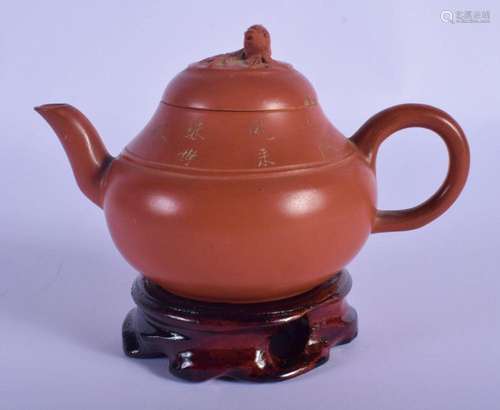 AN EARLY 20TH CENTURY CHINESE YIXING POTTERY TEAPOT AND COVE...