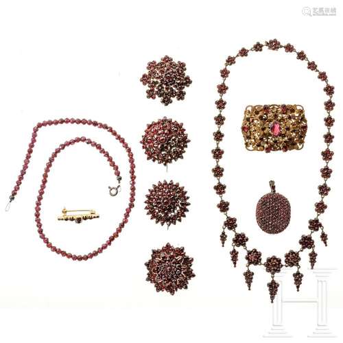 Eight pieces of garnet jewellery and two glass stone brooche...