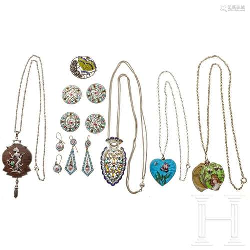 Eight art nouveau jewellery pieces, circa 1920/20th century