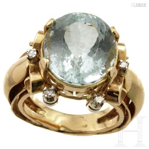 A gold and aquamarine ring