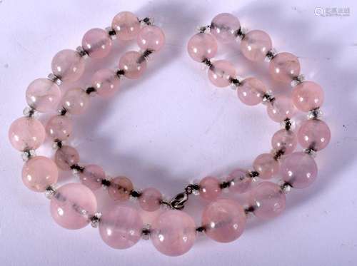 A ROSE QUARTZ NECKLACE. 58 grams. 43 cm long.