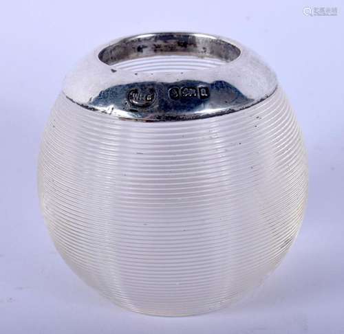 AN EDWARDIAN SILVER MOUNTED GLASS ASHTRAY MATCH STRIKER. 138...