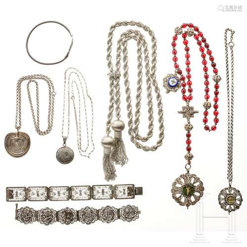 Eight pieces of jewellery, 19th/20th century