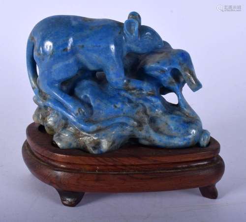 AN EARLY 20TH CENTURY CHINESE CARVED LAPIS LAZULI FIGURE OF ...