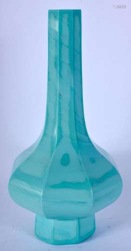 A 19TH CENTURY CHINESE PEKING GLASS TURQUOISE TONE VASE Qing...