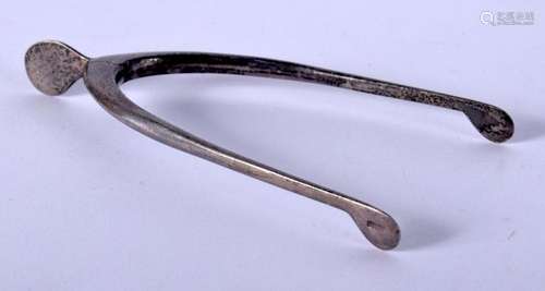 A PAIR OF SILVER WISHBONE TONGS. 11 grams. Birmingham 1937. ...