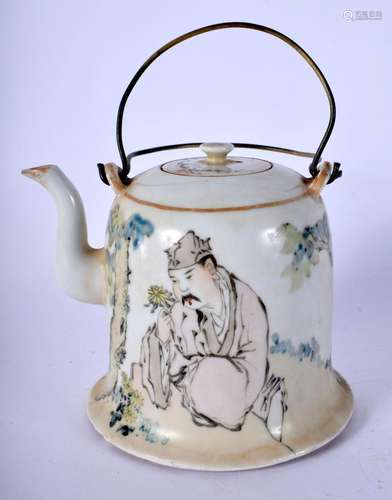 A CHINESE PORCELAIN TEAPOT AND COVER 20th Century. 14 cm x 2...