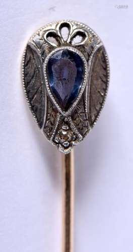 AN EDWARDIAN GOLD AND SAPPHIRE PIN. 2 grams. 7 cm long.