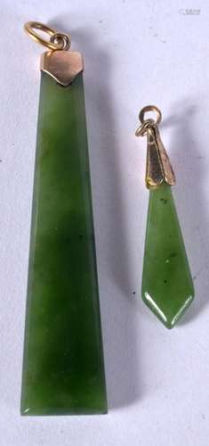 A PAIR OF GOLD AND JADE EARRINGS. 4.7 grams. 5.5 cm x 1 cm.