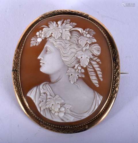 A FINE ANTIQUE CAMEO BROOCH. 19.6 grams. 5.5 cm x 5 cm.