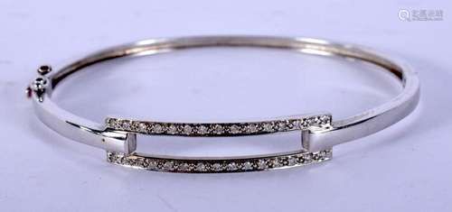 A WHITE METAL BANGLE. 8.7 grams. 5.5 cm wide.