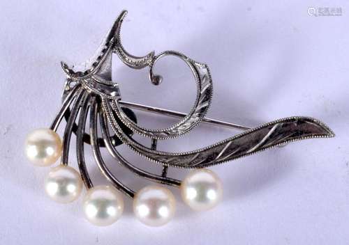 A SILVER AND PEARL BROOCH. 4.3 grams. 3.5 cm x 2.5 cm.