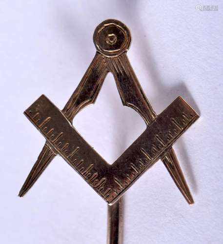 A VINTAGE MASONIC YELLOW METAL PIN. 1.6 grams. 8.5 cm long.