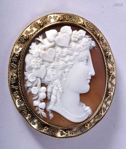 A FINE ANTIQUE YELLOW METAL CAMEO BROOCH. 25.5 grams. 6.5 cm...