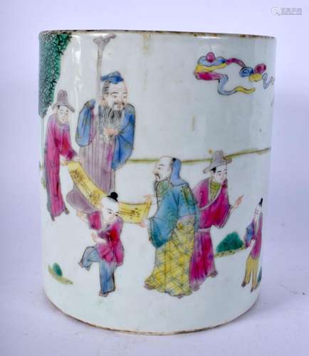 A SMALLER EARLY 20TH CENTURY CHINESE FAMILLE ROSE PORCELAIN ...