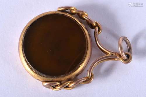 A YELLOW METAL AND AGATE FOB. 5.8 grams. 3.75 cm x 2.5 cm.