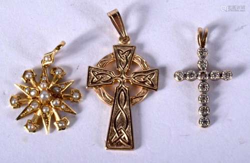 A 15CT GOLD PENDANT etc. 5 grams. Largest 3.5 cm x 1.75 cm. ...