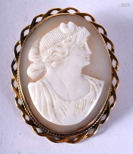 AN ANTIQUE CAMEO BROOCH. 8.9 grams. 4 cm x 3 cm.