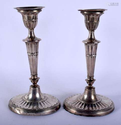 A PAIR OF EDWARDIAN SILVER CANDLESTICKS. London 1902. 825 gr...