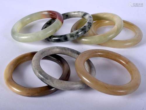 ASSORTED JADE AND SOAPSTONE BANGLES Late Qing/Republic. (qty...