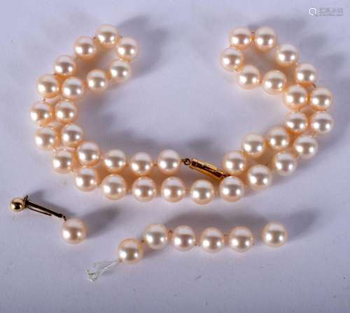 A LOVELY KUTCHINSKY CULTURED PEARL NECKLACE with matching ea...