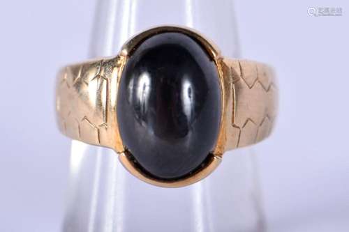 A VINTAGE 9CT GOLD BLACK STONE RING. N. 7.5 grams.