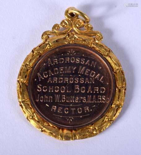 A 9CT GOLD MEDALLION. 9.5 grams. 4.5 cm x 3.25 cm.